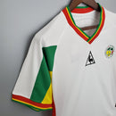 Camiseta hombre selección de Senegal mundial 2002 primera equipación blanca detalles verdes y amarillos retro calidad 1.1 premium Diouf Tienda Hincha Futbolero. Senegal 2002, Camiseta Senegal retro, Ropa Senegal fútbol, Camiseta Senegal 2002 blanca, Calidad 1.1 Senegal, Leones de Teranga Gear, Tienda Hincha Futbolero, Senegal Retro Jersey 2002.