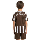 Conjunto infantil fútbol FC St. Pauli temporada 2025 2026 oficial primera equipación camiseta marrón y pantalón técnica transpirable kids calavera.