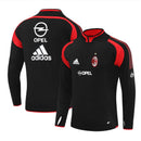 Sudadera hombre AC Milan temporada 2004 2005 entrenamiento negra detalles rojos retro calidad 1.1 premium rossonero estilo Kaká Shevchenko. AC Milan 2004, Sudadera AC Milan negra, Ropa AC Milan retro, Entrenamiento Milan 04/05, Calidad 1.1 AC Milan, Rossonero Vintage Gear, Tienda Hincha Futbolero, AC Milan Black Retro Sweatshirt.