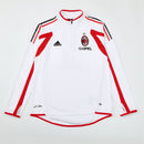 Sudadera hombre AC Milan temporada 2005 2006 entrenamiento blanca detalles rojos retro calidad 1.1 premium rossonero estilo Kaká Pirlo. AC Milan 2005, Sudadera AC Milan blanca, Ropa AC Milan retro, Entrenamiento Milan 05/06, Calidad 1.1 AC Milan, Rossonero Vintage Gear, Tienda Hincha Futbolero, AC Milan White Retro Sweatshirt.