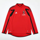 Sudadera hombre AC Milan temporada 2005 2006 entrenamiento roja detalles negros retro calidad 1.1 premium rossonero estilo Kaká Pirlo.AC Milan 2005, Sudadera AC Milan roja, Ropa AC Milan retro, Entrenamiento Milan 05/06, Calidad 1.1 AC Milan, Rossonero Vintage Gear, Tienda Hincha Futbolero, AC Milan Red Retro Sweatshirt.