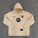 Barcelona 2026, Sudadera Barça 2026 beige, Ropa oficial FC Barcelona, Sudadera Nike Barcelona, Hoodie Barça beige algodón, Regalo fútbol hombre Barcelona, Sudadera Barcelona con capucha, Ropa paseo Barça 2026, Barça lifestyle kit, Comprar ropa Barcelona barata.