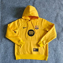 Barcelona 2026, Sudadera Barça 2026 amarilla, Ropa oficial FC Barcelona, Sudadera Nike Barcelona, Buzo Barça oficial amarillo, Regalo fútbol hombre Barcelona, Sudadera amarilla Barcelona, Ropa entrenamiento Barça 2026, Barça lifestyle kit, Comprar ropa Barcelona barata.