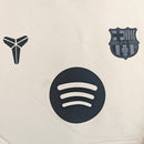 Barcelona Kobe 2026, Sudadera Barça Kobe beige, Ropa oficial FC Barcelona, Equipación especial Barcelona, Sudadera Mamba Mentality crema, Regalo fútbol hombre Barcelona, Sudadera Barça edición limitada, Ropa Nike Barcelona 2026, Barça Kobe lifestyle, Comprar ropa Barcelona barata.