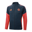 Bayern Munich 2025, Sudadera Bayern 25/26, Entrenamiento Bayern, Ropa Bayern gris y naranja, Jersey entrenamiento Alemania, Sudadera fútbol barata, Calidad 1.1 Bayern, Nueva colección Bundesliga, Regalo fútbol hombre, Tienda Hincha Futbolero.