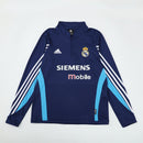 Sudadera hombre Real Madrid temporada 2003 2004 entrenamiento azul marino retro calidad 1.1 premium madridista era Galácticos Beckham Zidane. Real Madrid 2003, Sudadera Real Madrid azul marino, Ropa Real Madrid retro, Entrenamiento Madrid 03/04, Calidad 1.1 Real Madrid, Galácticos Gear, Tienda Hincha Futbolero, Real Madrid Navy Vintage.