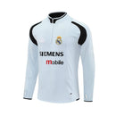 Sudadera hombre Real Madrid temporada 2004 2005 entrenamiento gris retro calidad 1.1 premium madridista era Galácticos Ronaldo Zidane Beckham.Real Madrid 2004, Sudadera Real Madrid blanca, Ropa Real Madrid retro, Entrenamiento Madrid 04/05, Calidad 1.1 Real Madrid, Galácticos Gear, Tienda Hincha Futbolero, Real Madrid White Retro Sweatshirt.
