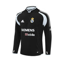 Sudadera hombre Real Madrid temporada 2004 2005 entrenamiento negra retro calidad 1.1 premium madridista era Galácticos Ronaldo Zidane Beckham. Real Madrid 2004, Sudadera Real Madrid negra, Ropa Real Madrid retro, Entrenamiento Madrid 04/05, Calidad 1.1 Real Madrid, Galácticos Gear, Tienda Hincha Futbolero, Real Madrid Black Retro Sweatshirt.
