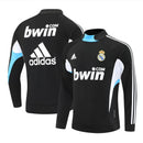 Sudadera hombre Real Madrid temporada 2008 2009 entrenamiento negra retro calidad 1.1 premium madridista clásico negro y blanco. Real Madrid 2008, Sudadera Real Madrid negra, Ropa Real Madrid retro, Entrenamiento Madrid 08/09, Calidad 1.1 Real Madrid, Madridista Black Gear, Tienda Hincha Futbolero, Real Madrid Black Retro Sweatshirt.