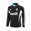 Sudadera hombre Real Madrid temporada 2008 2009 entrenamiento negra retro calidad 1.1 premium madridista clásico negro y blanco. Real Madrid 2008, Sudadera Real Madrid negra, Ropa Real Madrid retro, Entrenamiento Madrid 08/09, Calidad 1.1 Real Madrid, Madridista Black Gear, Tienda Hincha Futbolero, Real Madrid Black Retro Sweatshirt.