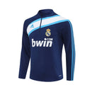 Sudadera hombre Real Madrid temporada 2009 2010 entrenamiento azul marino retro calidad 1.1 premium madridista llegada de Cristiano Ronaldo. Real Madrid 2009, Sudadera Real Madrid azul, Sudadera Madrid navy, Ropa Real Madrid retro, Entrenamiento Madrid 09/10, Calidad 1.1 Real Madrid, Galácticos 2.0 Gear, Tienda Hincha Futbolero, Real Madrid Navy Vintage.