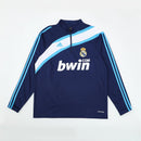 Sudadera hombre Real Madrid temporada 2009 2010 entrenamiento azul marino retro calidad 1.1 premium madridista llegada de Cristiano Ronaldo. Real Madrid 2009, Sudadera Real Madrid azul, Sudadera Madrid navy, Ropa Real Madrid retro, Entrenamiento Madrid 09/10, Calidad 1.1 Real Madrid, Galácticos 2.0 Gear, Tienda Hincha Futbolero, Real Madrid Navy Vintage.