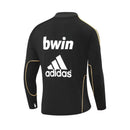 Sudadera hombre Real Madrid temporada 2011 2012 entrenamiento negra detalles dorados retro calidad 1.1 premium la liga de los récords estilo oro. Real Madrid 2011, Sudadera Real Madrid negra, Sudadera Madrid oro, Ropa Real Madrid retro, Entrenamiento Madrid 11/12, Calidad 1.1 Real Madrid, Liga de los 100 puntos, Tienda Hincha Futbolero, Real Madrid Black Gold Vintage.