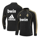 Sudadera hombre Real Madrid temporada 2011 2012 entrenamiento negra detalles dorados retro calidad 1.1 premium la liga de los récords estilo oro. Real Madrid 2011, Sudadera Real Madrid negra, Sudadera Madrid oro, Ropa Real Madrid retro, Entrenamiento Madrid 11/12, Calidad 1.1 Real Madrid, Liga de los 100 puntos, Tienda Hincha Futbolero, Real Madrid Black Gold Vintage.