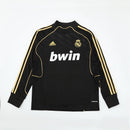 Sudadera hombre Real Madrid temporada 2011 2012 entrenamiento negra detalles dorados retro calidad 1.1 premium la liga de los récords estilo oro. Real Madrid 2011, Sudadera Real Madrid negra, Sudadera Madrid oro, Ropa Real Madrid retro, Entrenamiento Madrid 11/12, Calidad 1.1 Real Madrid, Liga de los 100 puntos, Tienda Hincha Futbolero, Real Madrid Black Gold Vintage.