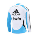 Sudadera hombre Real Madrid temporada 2012 2013 entrenamiento blanca retro calidad 1.1 premium edición 110 YEARS aniversario madridista. Real Madrid 2012, Sudadera Real Madrid blanca, Ropa Real Madrid retro, Entrenamiento Madrid 12/13, Calidad 1.1 Real Madrid, Madridista White Gear, Tienda Hincha Futbolero, Real Madrid 110 YEARS Sweatshirt.