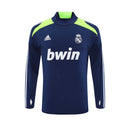 Sudadera hombre Real Madrid temporada 2012 2013 entrenamiento azul marino detalles celestes retro calidad 1.1 premium madridista 110 YEARS. Real Madrid 2012, Sudadera Real Madrid azul, Sudadera Madrid navy, Ropa Real Madrid retro, Entrenamiento Madrid 12/13, Calidad 1.1 Real Madrid, Madridista Navy Gear, Tienda Hincha Futbolero, Real Madrid Navy Vintage.