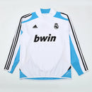 Sudadera hombre Real Madrid temporada 2012 2013 entrenamiento blanca retro calidad 1.1 premium edición 110 YEARS aniversario madridista. Real Madrid 2012, Sudadera Real Madrid blanca, Ropa Real Madrid retro, Entrenamiento Madrid 12/13, Calidad 1.1 Real Madrid, Madridista White Gear, Tienda Hincha Futbolero, Real Madrid 110 YEARS Sweatshirt.