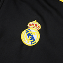 Sudadera hombre Real Madrid temporada 2025 2026 color negra con detalles amarillos oficial fútbol merengue técnica transpirable entrenamiento urbana black yellow.