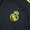 Sudadera hombre Real Madrid temporada 2025 2026 color negra con mangas amarillas oficial fútbol merengue técnica transpirable entrenamiento urbana black yellow sleeves.