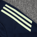 Sudadera hombre Real Madrid temporada 2025 2026 color azul marino con detalles verdes oficial fútbol merengue técnica transpirable entrenamiento urbana navy green.