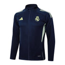Sudadera hombre Real Madrid temporada 2025 2026 color azul marino con detalles verdes oficial fútbol merengue técnica transpirable entrenamiento urbana navy green.