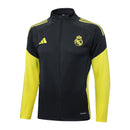 Sudadera hombre Real Madrid temporada 2025 2026 color negra con mangas amarillas oficial fútbol merengue técnica transpirable entrenamiento urbana black yellow sleeves.