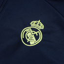 Sudadera hombre Real Madrid temporada 2025 2026 color azul marino con detalles verdes oficial fútbol merengue técnica transpirable entrenamiento urbana navy green.