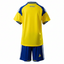Conjunto infantil selección Suecia 2026 2027 primera equipación amarilla y pantalón azul calidad 1.1 premium edición Copa del Mundo oficial, Suecia infantil 2026, Conjunto niño Suecia amarillo, Ropa selección Suecia niños 2026, Equipación Suecia junior 26/27, Calidad 1.1 infantil azul, Tienda Hincha Futbolero, Regalo niño fútbol Suecia, Camiseta amarilla Suecia niño, Sweden Kids 2026 Home.
