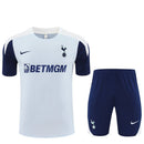 Tottenham 2026, Conjunto entrenamiento Tottenham, Ropa oficial Tottenham Hotspur, Camiseta Tottenham 25/26 blanca, Kit de fútbol hombre azul marino, Regalo fútbol hombre Spurs, Ropa entrenamiento Premier League, Pantalón corto Tottenham azul, Comprar conjunto entrenamiento barato, Tienda Hincha Futbolero.