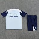 Tottenham 2026, Conjunto entrenamiento Tottenham, Ropa oficial Tottenham Hotspur, Camiseta Tottenham 25/26 blanca, Kit de fútbol hombre azul marino, Regalo fútbol hombre Spurs, Ropa entrenamiento Premier League, Pantalón corto Tottenham azul, Comprar conjunto entrenamiento barato, Tienda Hincha Futbolero.