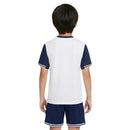 Tottenham 2024 infantil, Conjunto niño Tottenham, Camiseta blanca Spurs niño, Short Tottenham infantil, Ropa oficial Tottenham kids, Kit fútbol niño 24/25, Regalo fútbol infantil Tottenham, Equipación Londres niño, Comprar conjunto barato, Tienda Hincha Futbolero.