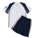 Conjunto infantil niño Tottenham Hotspur primera equipación camiseta blanca y pantalón azul marino temporada 2025 2026 calidad 1.1 oficial, Tottenham infantil 2025, Conjunto niño Tottenham local, Equipación infantil Spurs 25/26, Ropa fútbol niños Premier League, Calidad 1.1 infantil, Tienda Hincha Futbolero, Kit fútbol niños blanco y azul, Regalo fútbol infantil Tottenham, Jersey Tottenham kids 2026, Tottenham Hotspur niños.
