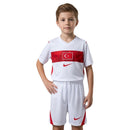 Conjunto infantil selección de Turquía blanco primera equipación camiseta y pantalón corto temporada 2026 2027 calidad 1.1 oficial, Turquía 2026, Conjunto infantil Turquía, Kit niños Turquía blanco, Equipación Turquía barata, Calidad 1.1 Milli Takım, Tienda Hincha Futbolero, Arda Güler niños, Ropa fútbol niños 2026, Camiseta Turquía blanca niños, Regalo fútbol mundial.