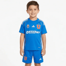 Conjunto infantil Universidad de Chile 2025 2026 primera equipación azul camiseta y pantalón calidad 1.1 oficial, Universidad de Chile infantil 25/26, Conjunto niño U de Chile azul, Ropa Universidad de Chile niños 2026, Equipación la U junior 25/26, Calidad 1.1 infantil azul, Tienda Hincha Futbolero, Regalo niño fútbol U de Chile, Camiseta azul Universidad de Chile niño, U de Chile Kids 2025 Home.