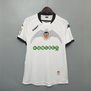Camiseta oficial del Valencia CF primera equipación temporada 2009 2010 retro para hombre de Tienda Hincha Futbolero, Camiseta Valencia CF retro, Valencia 09/10, Ropa Valencia vintage, Comprar camiseta Valencia antigua, Los Che, Valencianistas, Camisetas fútbol retro, Retro Valencia 2010, MesSIZE, Colección Valencia CF.